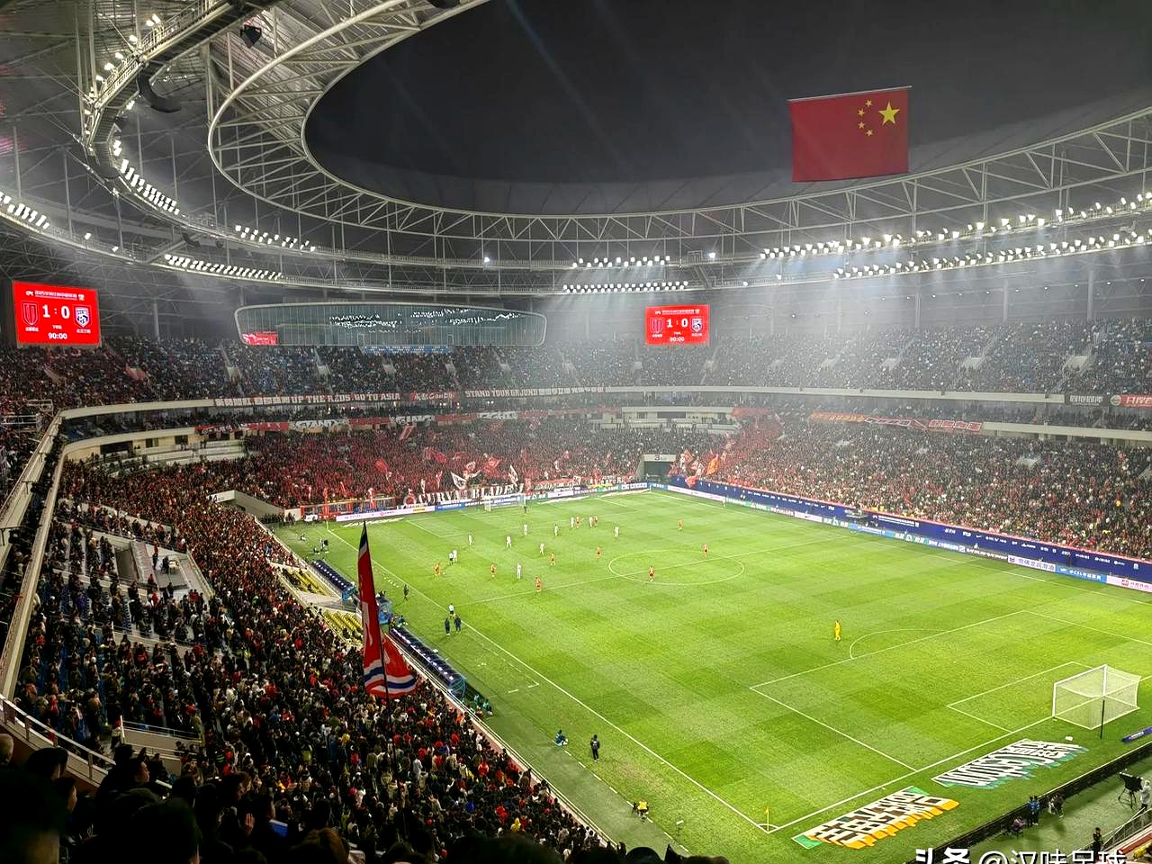 皇冠体育网站-武汉三镇关键时刻单刀错失，志在荷甲名次提升，悬念犹存，赛程密集仍需轮换(荷甲赛程安排)