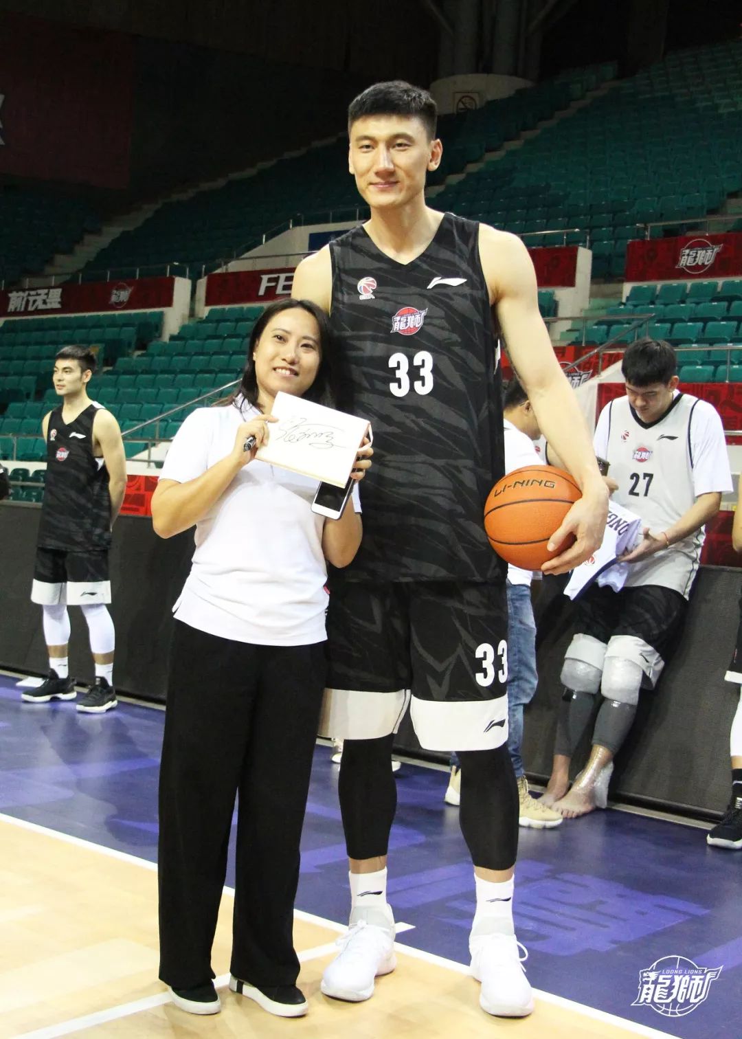 皇冠官网入口-广州队训练开放日，赛后扳平良机引欢呼，法国杯在即，赛季目标并未改变(播求终于被中国拳手打败了)